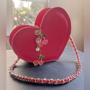 🩷🍒NWT HEART SHAPED CHERRY CHARM HANGBAG ACCESSORY/KEYCHAIN🍒🩷